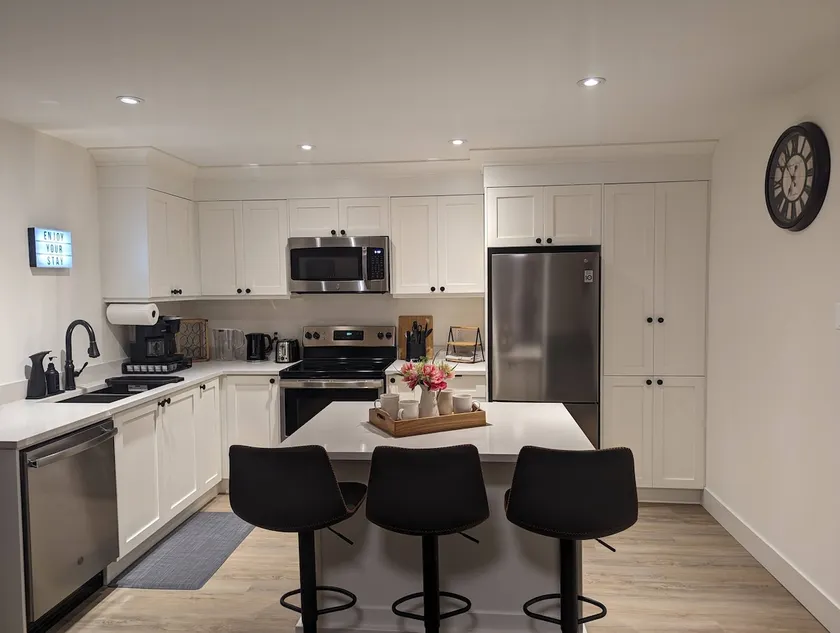 Modern/Stylist-2 Bed Private Suite near LEC - Image 1