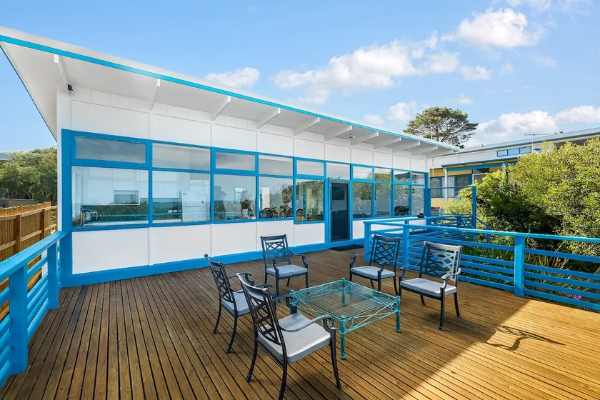 The Blue Pearl - opposite the beach! - Image 1