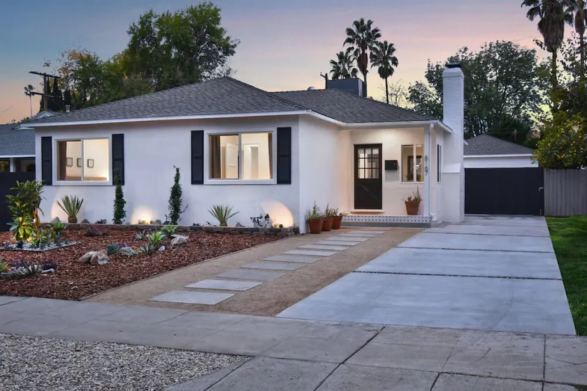 Designer 3-Bed Retreat in Valley Glen - Image 1