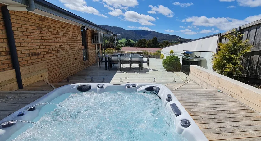 Home in Cygnet with spa. - Image 1