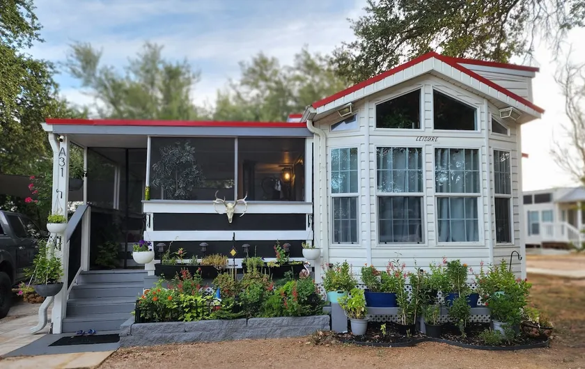 TINY Cottage in Hudson Bend Road - Image 1