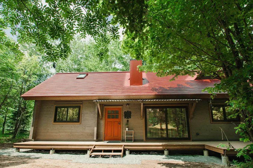 domo + Mori House Biei Forest Hut - Image 1