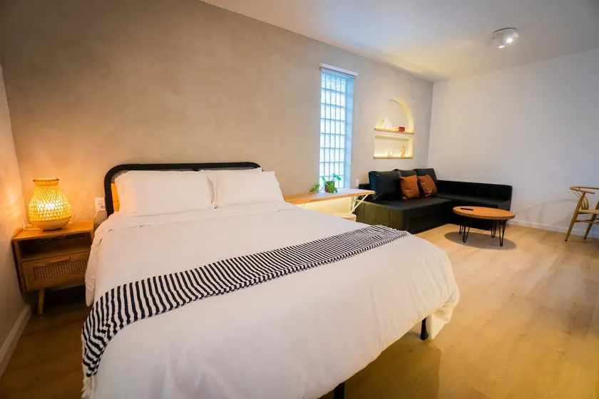 Trendy STuDIO w/Private Patio 10 miles from Disney - Image 1