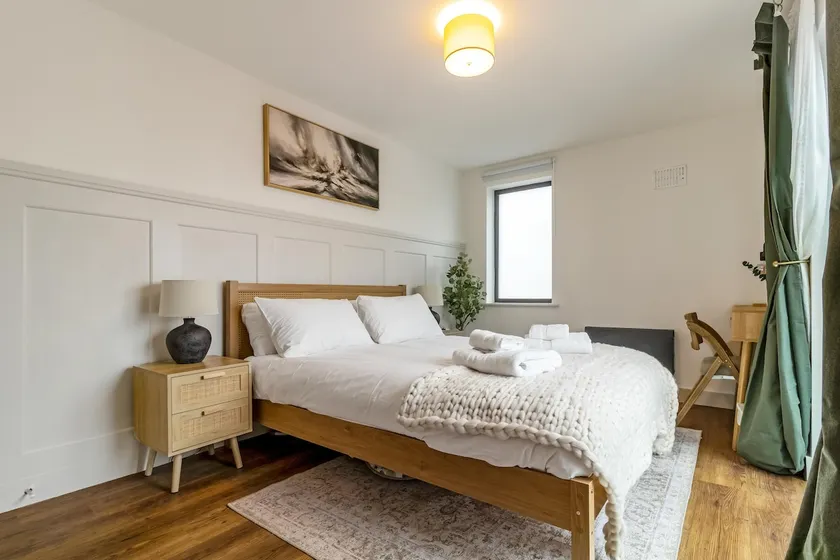 Central 1BD with Free Underground Parking - Image 1