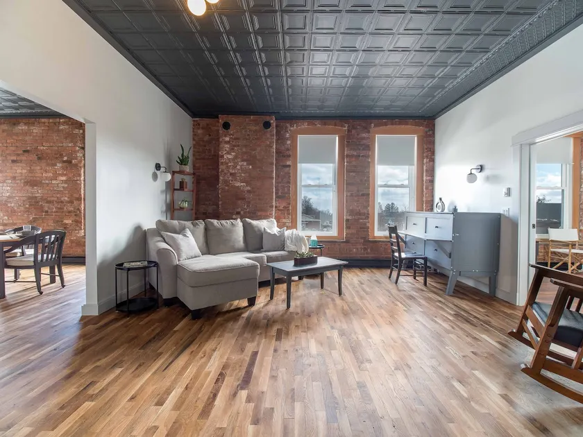 Cozy Loft-Pet Friendly-Spacious - Image 1