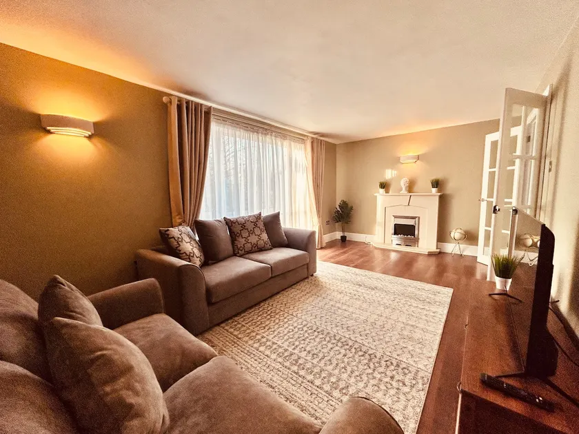 Stunning 3BR House w/ Parking - Image 1