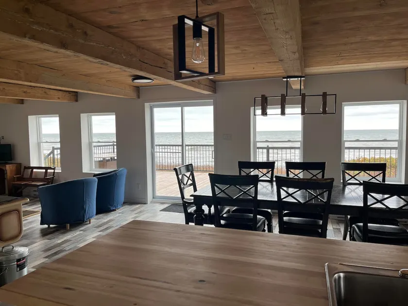 House on the riverfront - Image 1
