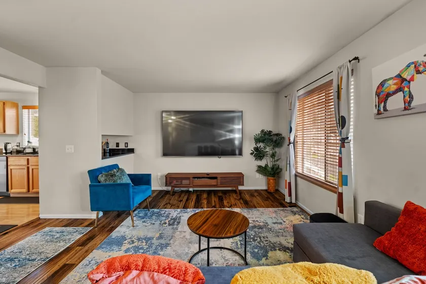 Hidden Gem Top-Floor Unit near Lake Meridian - Image 1