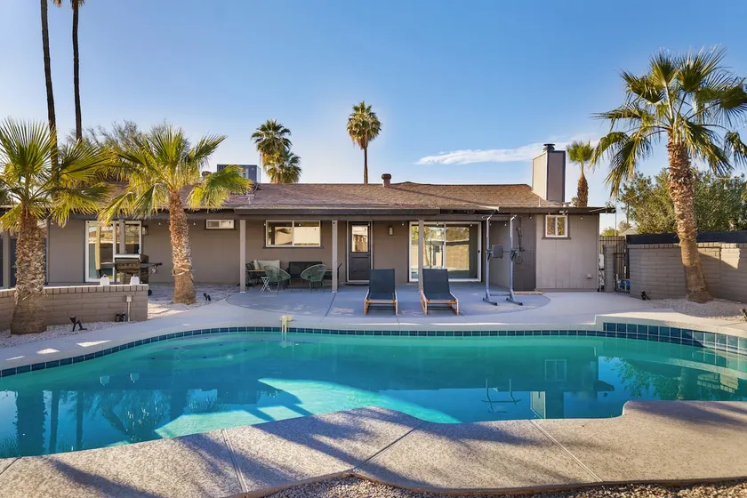 Prime Downtown Oasis Resort Pool: Perfect Getaway! - Image 1