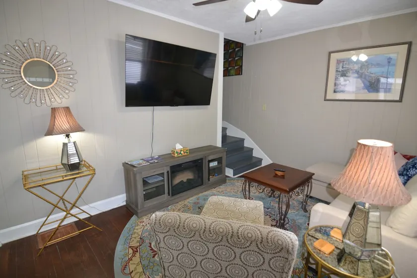 B-town Bunkhouse - Image 1