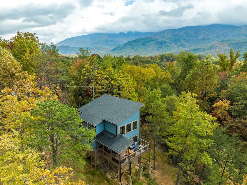 Modern Gatlinburg Chalet, Scenic Mountain Views - Image 1