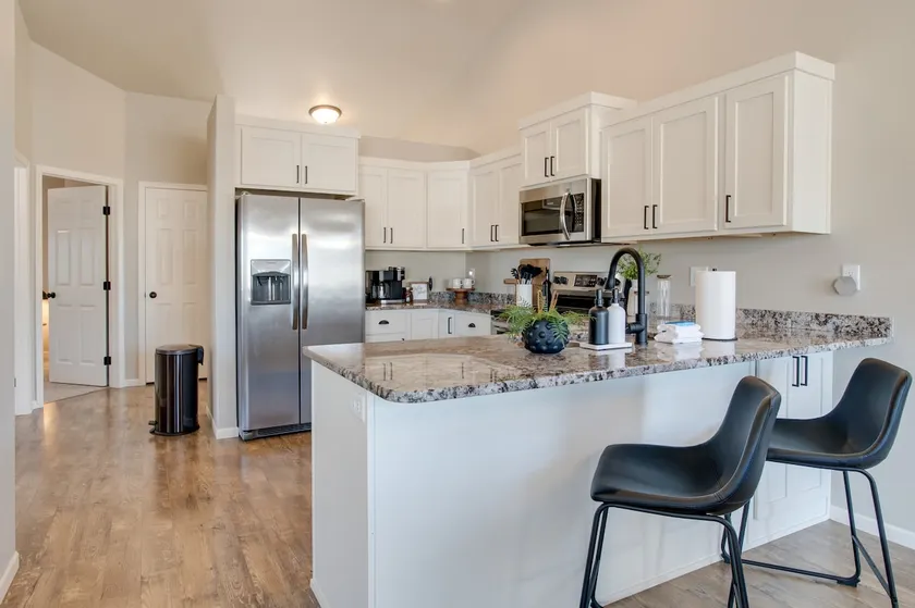 Near I29 & I94 - 4BR Spacious - Pack n Play -Games - Image 1
