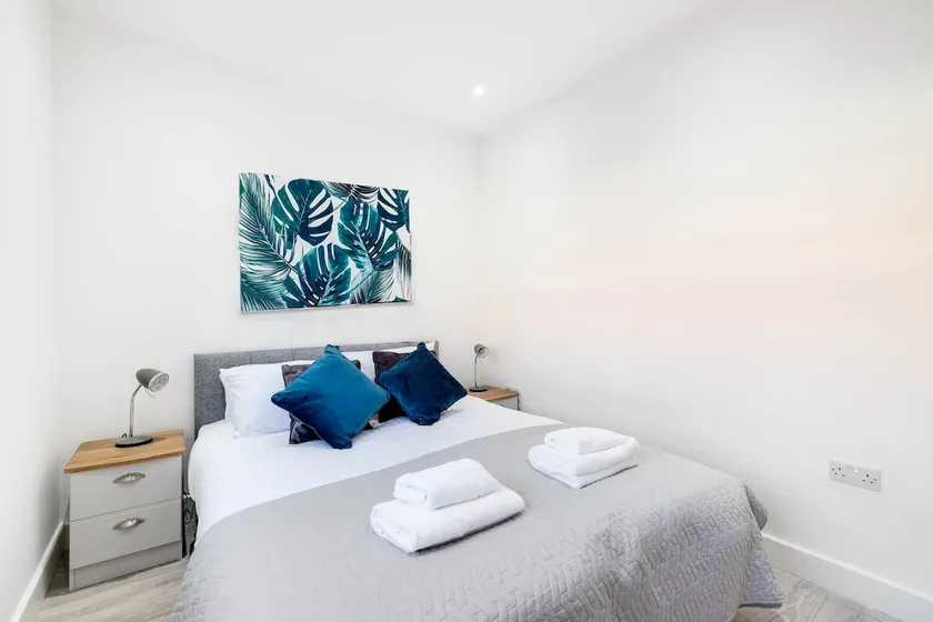 Corby Town Centre Serviced Apartment-01 with Wi-Fi - Image 1