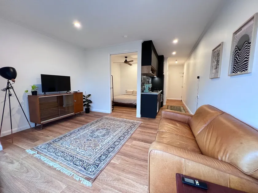 Apartments in Islington with AC, Balcony & Wifi. - Image 1