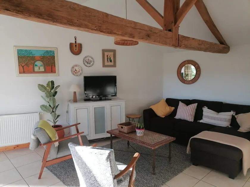 Comfortable independent lodge with pellet stove - Image 1