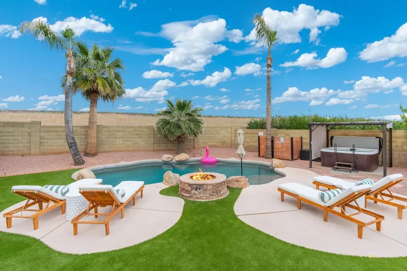 Beautiful Retreat w/ Free Heated Pool, Spa & Golf - Image 1