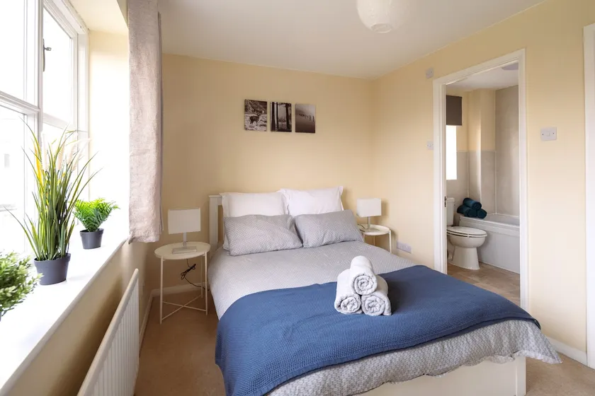 Guildford Townhouse with Parking - Image 1