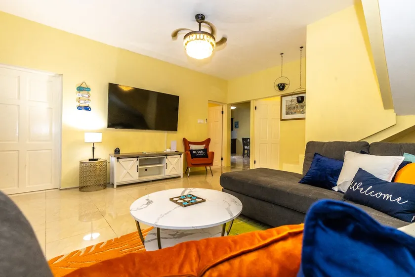 2 Bedrooms, Starlink Wi-Fi, AC, HotWater near Ochi - Image 1