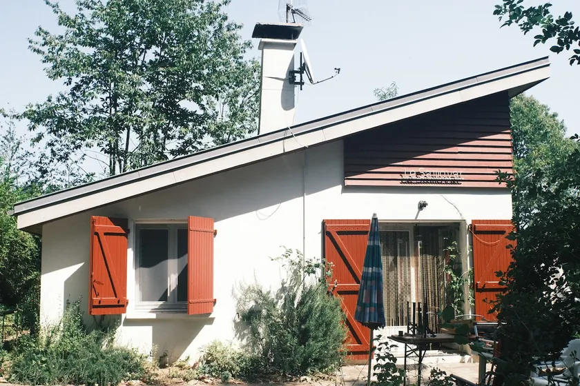 Sunny villa at lakeside - Image 1