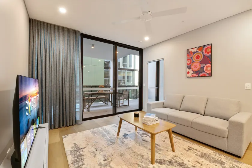 1BR Luxury apt at prime location w carpark - Image 1