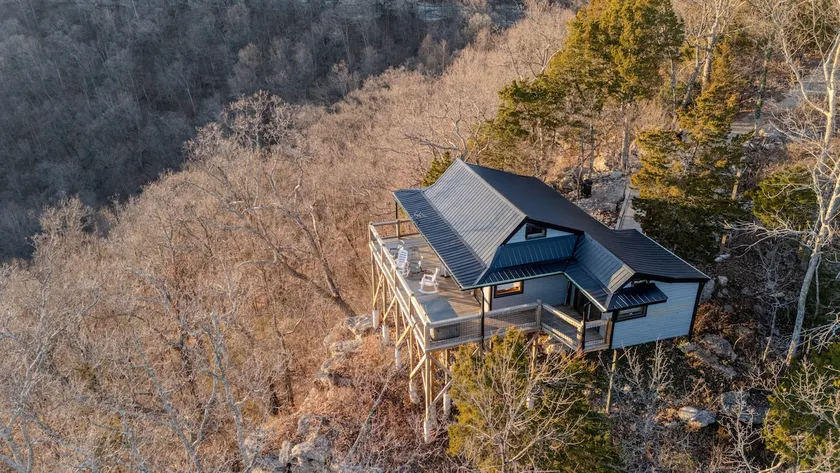 Suspended SkyView Cabin w/ Hot Tub Near RRG - Image 1