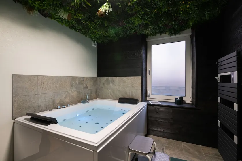 The Secret Garden: Suite and Spa (Love Room) - Image 1