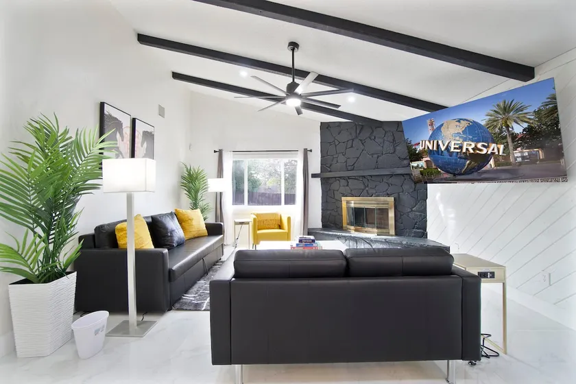 Moxy Luxe House / Heated pool/ King Bed ste - Image 1