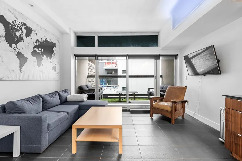 Modern Loft with parking, AC, patio, blks Roger's - Image 1