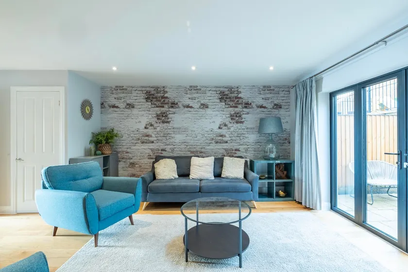 Beautiful 3-bed house in Bath with free parking - Image 1