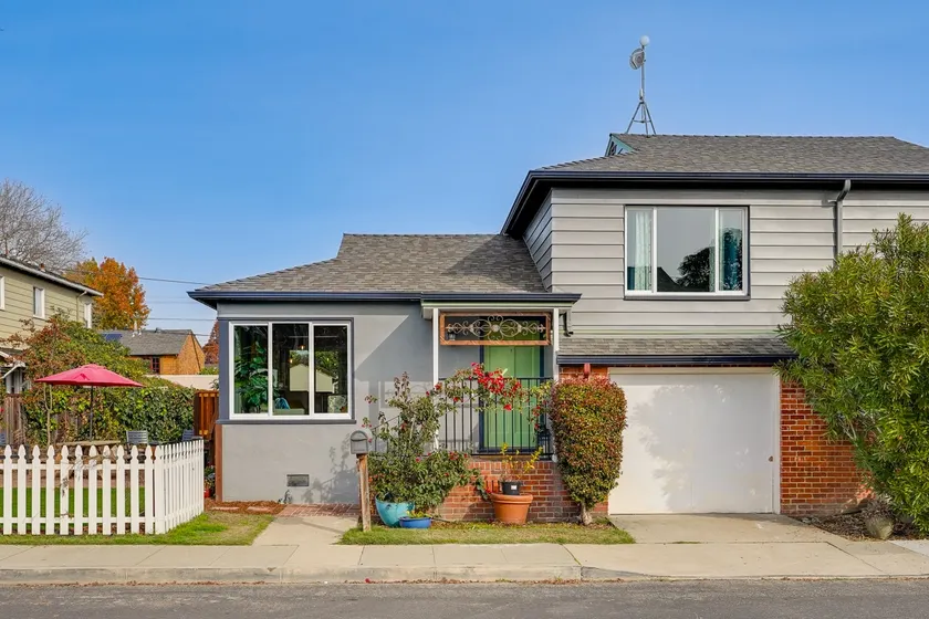 Renovated cottage with spacious backyard - Image 1