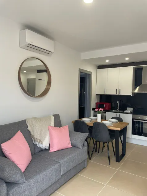 A bright duplex with parking - Image 1