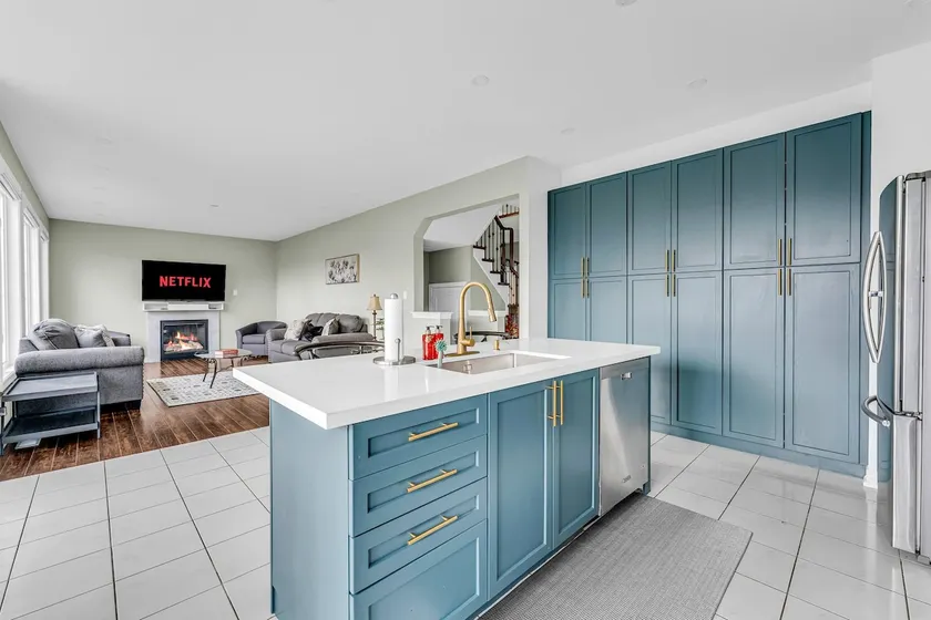 Luxury Mansion with Chefs Kitchen by Niagara Falls - Image 1