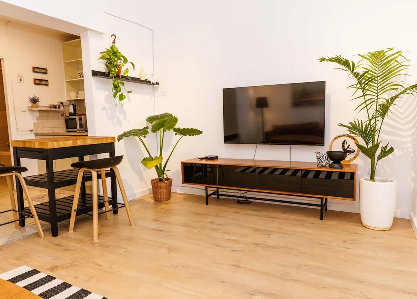 Stylish Studio Apartment - Image 1