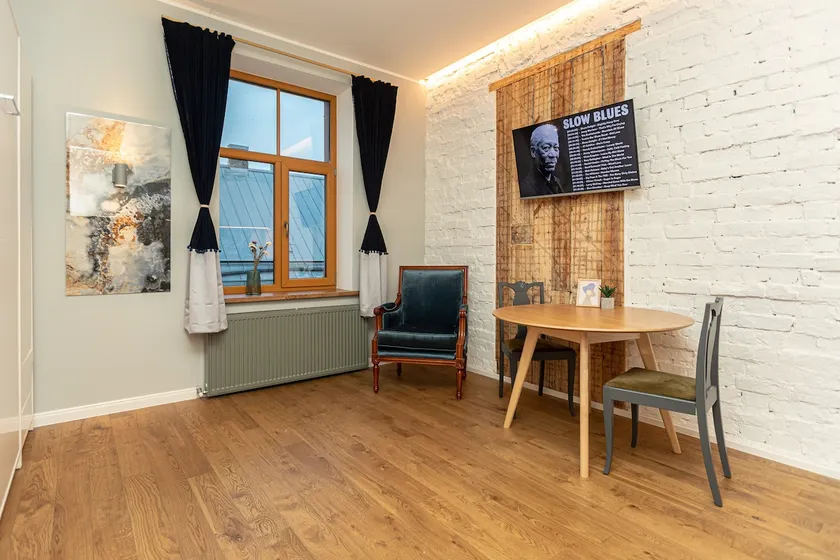 Spacious design 1-room apartment with Murphy bed - Image 1