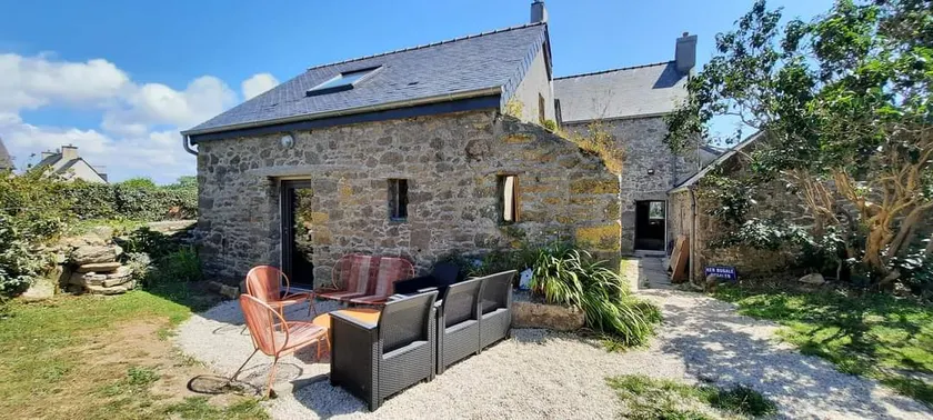 Cottage at the foot of the GR34 - Image 1