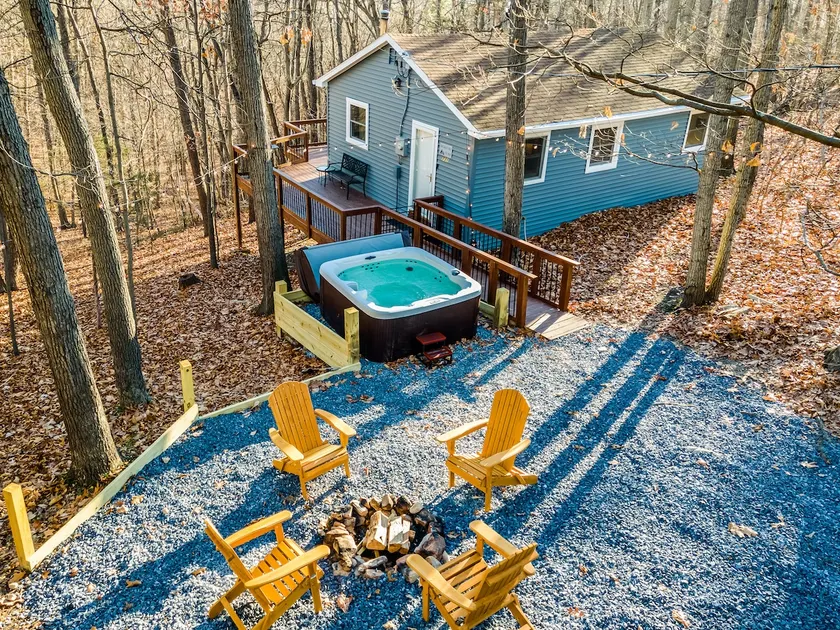 Eagles Nest Cabin: Hot Tub, Firepit & Forest View - Image 1