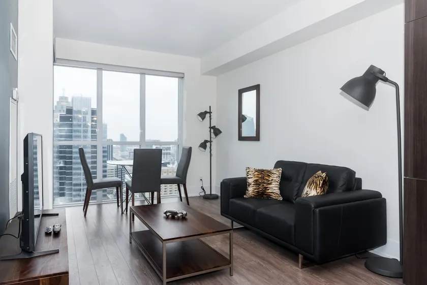 Modern Downtown Apartment - Image 1
