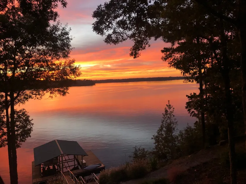 Lake House with Amazing Sunsets, Dock & Firepit - Image 1