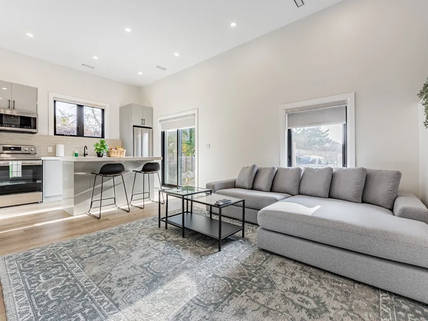 Newly Renovated Sun Filled Apt w/ Parking - Image 1