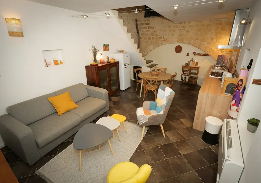 Au pied des Arènes d'Arles, jolie petite maison de ville rénovée - Image 1