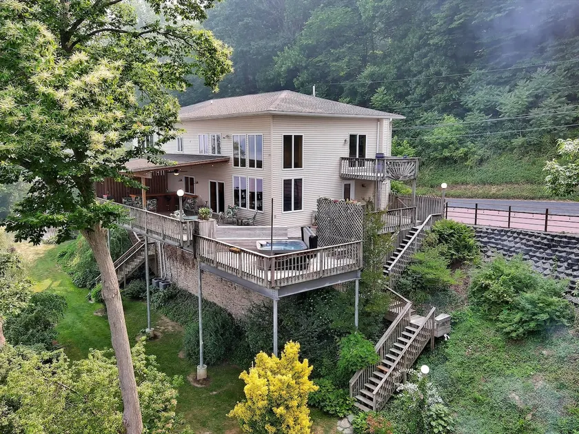 LAKE HOUSE S. Waterfront, HotTub, 10 guest, 6 beds - Image 1