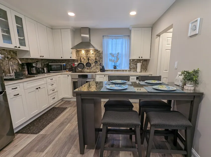 Beautifully Renovated 1Bd near Quingley/Cove Beach - Image 1
