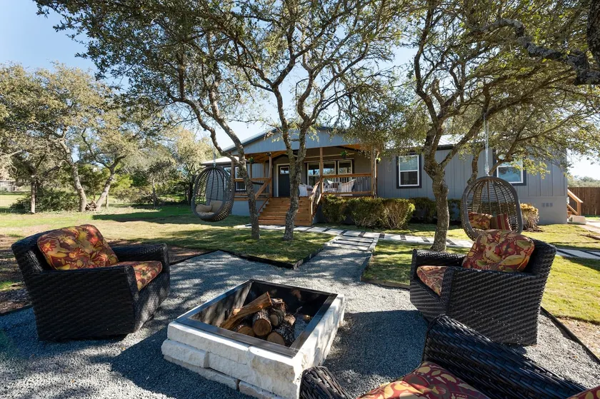 Arlo close by Charming/Cozy Hill-Country Haven - Image 1