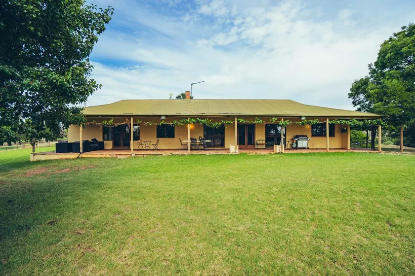 Gregadoo Homestead (20 mins from Wagga Wagga) - Image 1