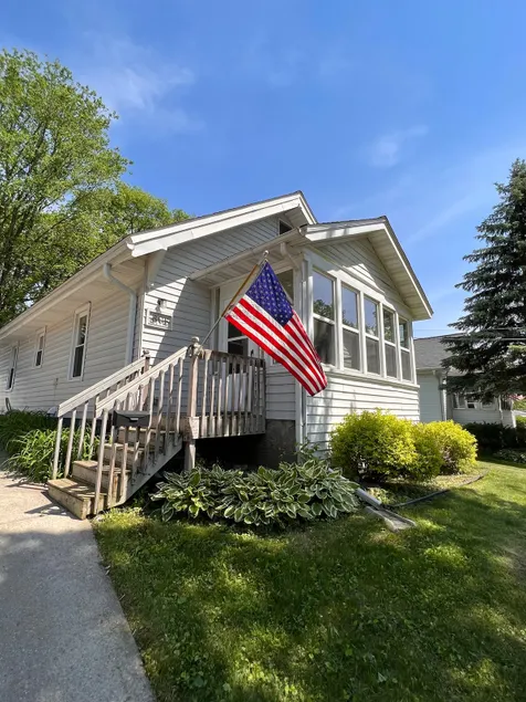 3 Bed, 2 Bath Cozy Home Across from Zoo in the heart of Baraboo. - Image 1