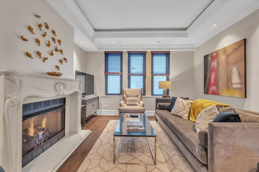 Chic 2BR Gem with Fireplace - Image 1