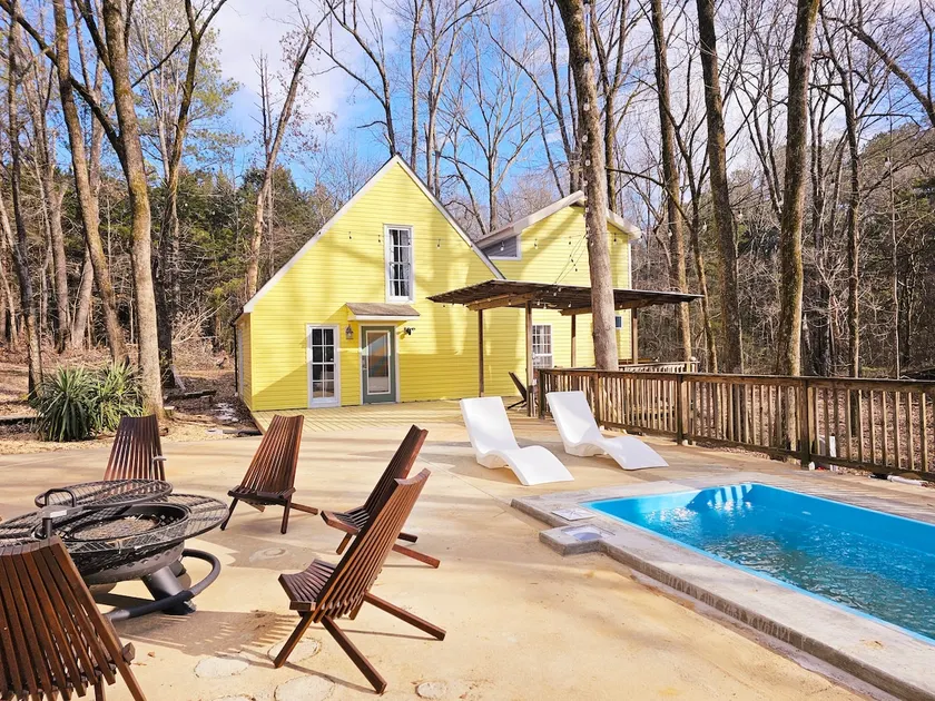 The Bulldog Backyard | Sleeps 16 | Game Day - Image 1