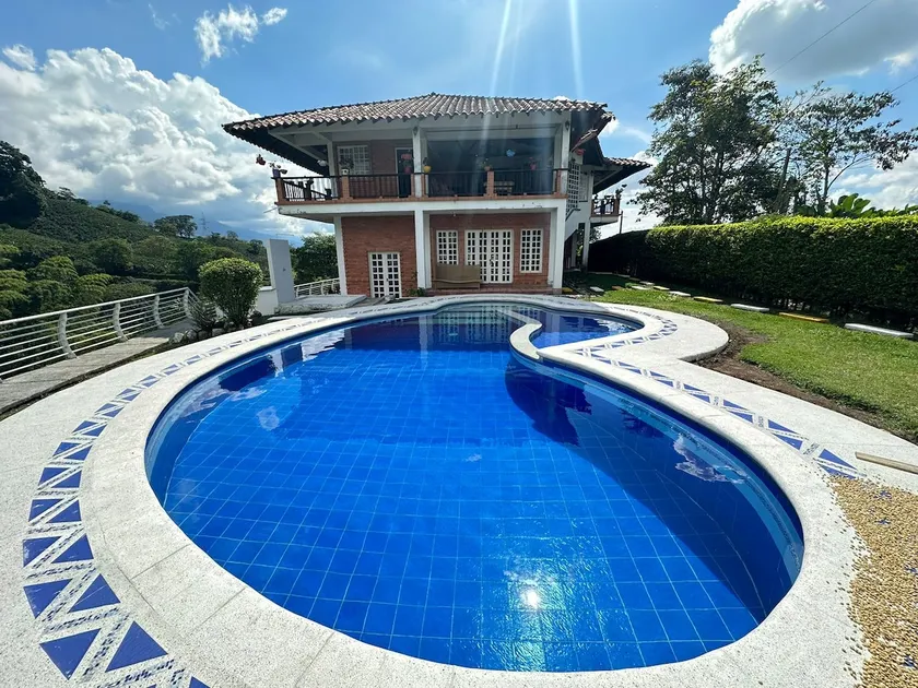 Chalet con piscina y  zonas verdes cerca Armenia - Image 1