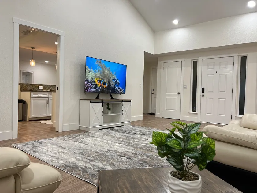 Cheerful 3 Bd Spacious Home - Image 1