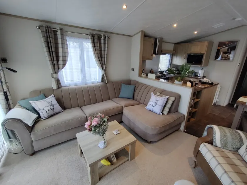 Forest Getaway, sleeps 6 at Bashley, leisure PASS included - Image 1
